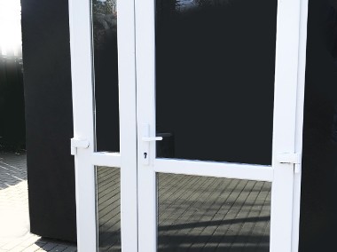 nowe PCV drzwi 150x210 w kolorze białym, długa szyba panel-1