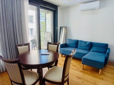 Eleganckie mieszkanie w apartamentowcu na Powiślu.-1