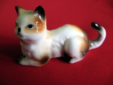 Kot - naturalistyczna figurka z porcelany - 4 x 6,5 x 2,5 cm-1