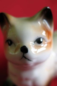 Kot - naturalistyczna figurka z porcelany - 4 x 6,5 x 2,5 cm-2