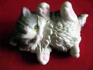 Kot - zabawny młody kotek - figurka z ceramiki - 6 x 9 x 15 cm