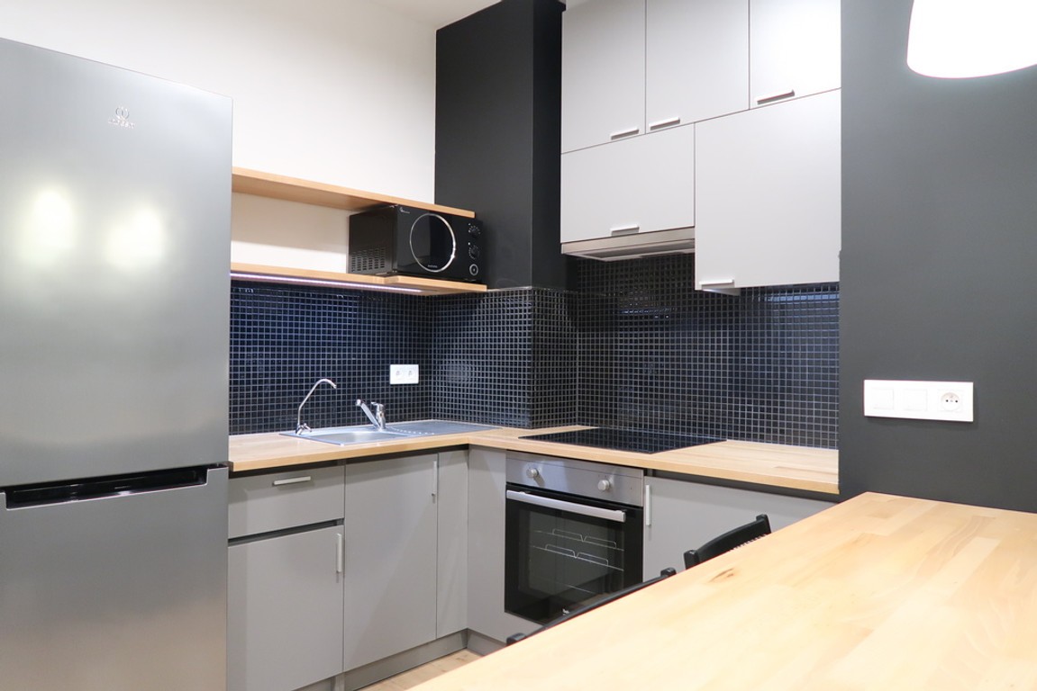 Cichy lokal w apartamentowcu z widokiem na zieleń - Więcej