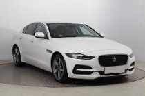 Jaguar XE I , Salon Polska, Serwis ASO, 180 KM, Automat, Skóra, Navi,