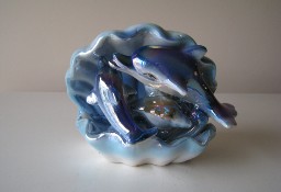 Figurka – ozdoba ceramiczna – Delfiny w muszli 