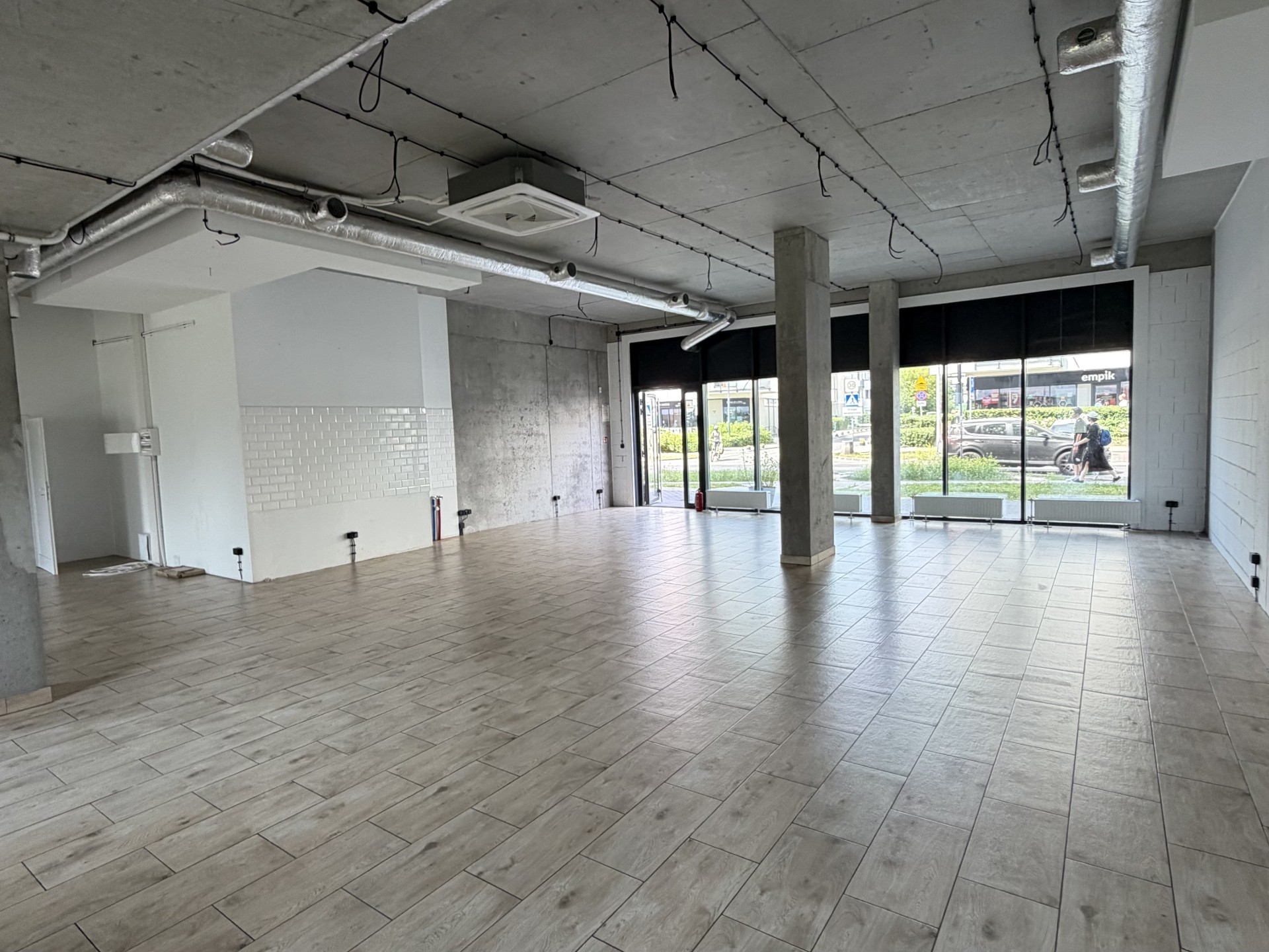 Lokal 168 m² | Bemowo | Witryna 8m | Dwa wejścia | Wykończony – pohled 5