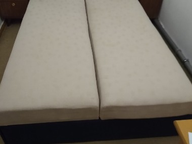 Łóżko podwójne z materacami i narzutą-1