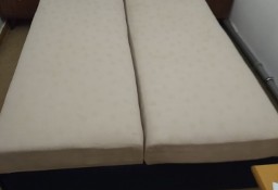 Łóżko podwójne z materacami i narzutą