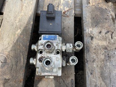 Deuzt-Fahr Agrovector 30.7 - rozdzielacz hydrauliczny R933002037 L7454136BIOB070-1