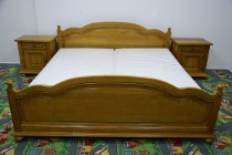 łóżko dębowe z nowymi materacami i szafkami - komplet jak nowy 