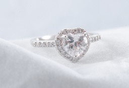 Nowy pierścionek srebrny kolor białe serce kamień cyrkonia
