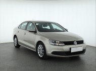 Volkswagen Jetta VI , Salon Polska, Klima, Parktronic, Podgrzewane siedzienia