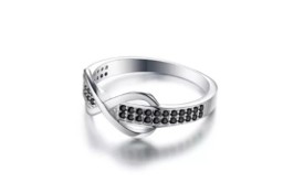 Srebrny pierścionek NIESKOŃCZONOŚĆ z czarnymi cyrkoniami