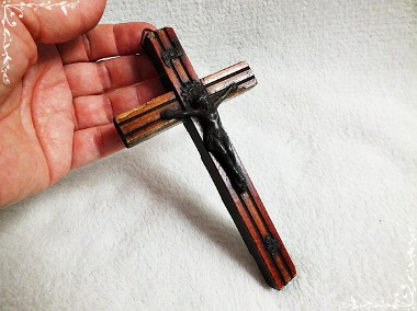 Stary Krzyż z ciemnego drewna do powieszenia nad drzwiami-1
