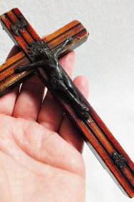 Stary Krzyż z ciemnego drewna do powieszenia nad drzwiami-2