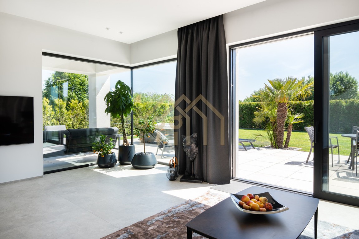 5-room house & single family of 238 m²