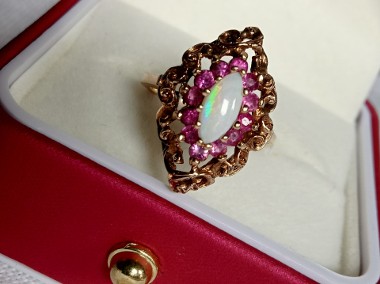 Złoty pierścionek z opalem i rubinami-1