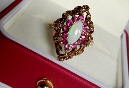 Złoty pierścionek z opalem i rubinami