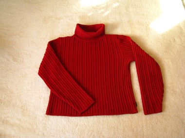 Elegancki, czerwony sweterek z golfem,  rozm. M/L   -1