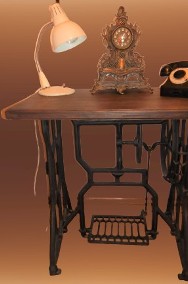 Dekoracyjny stolik z blatem z litego drewna i nóżkami od maszyny do szycia-2