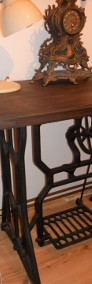 Dekoracyjny stolik z blatem z litego drewna i nóżkami od maszyny do szycia-3