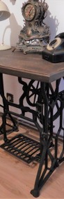 Dekoracyjny stolik z blatem z litego drewna i nóżkami od maszyny do szycia-4