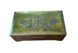 Drewniane pudełko z ludowym ornamentem