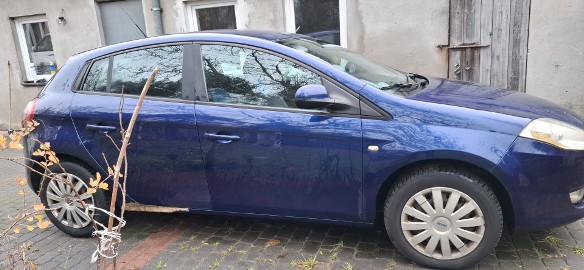 1,6V Hatchback ,BLUE&ME,trzeci właściciel, lekko uszkodzony blotnik