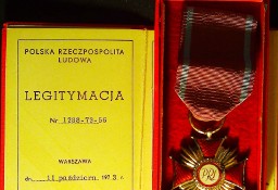 Srebrny Krzyż Zasługi. Na wstążce, w oryginalnym pudełku z PRL-owskim Orłem.