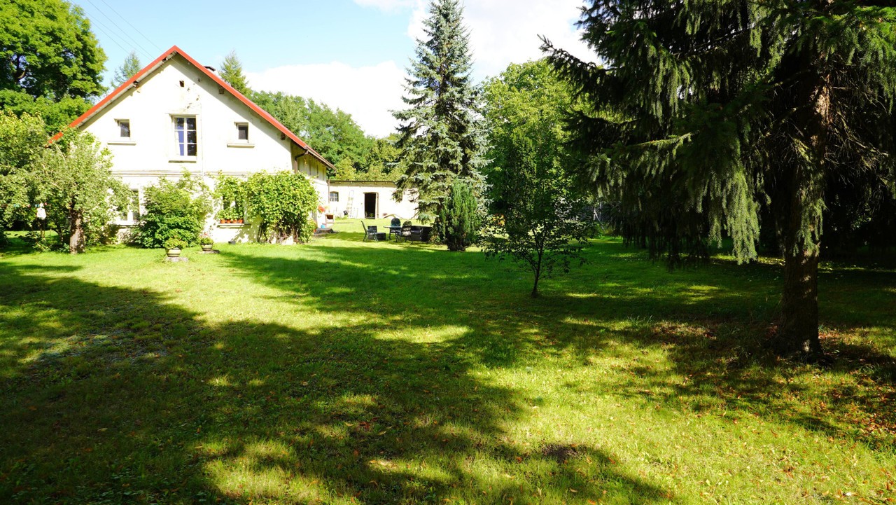 Siedlisko - dom plus teren 1,1020 ha . Kedrzyno gmina Siemyśl