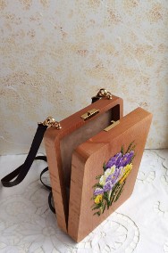 Autorska torba (kopertówka) z ręcznie haftowanym ściegiem krzyżykowym na drewnie-2