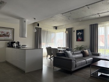 Apartament z tarasem widokowym i ogódkiem z pergolą