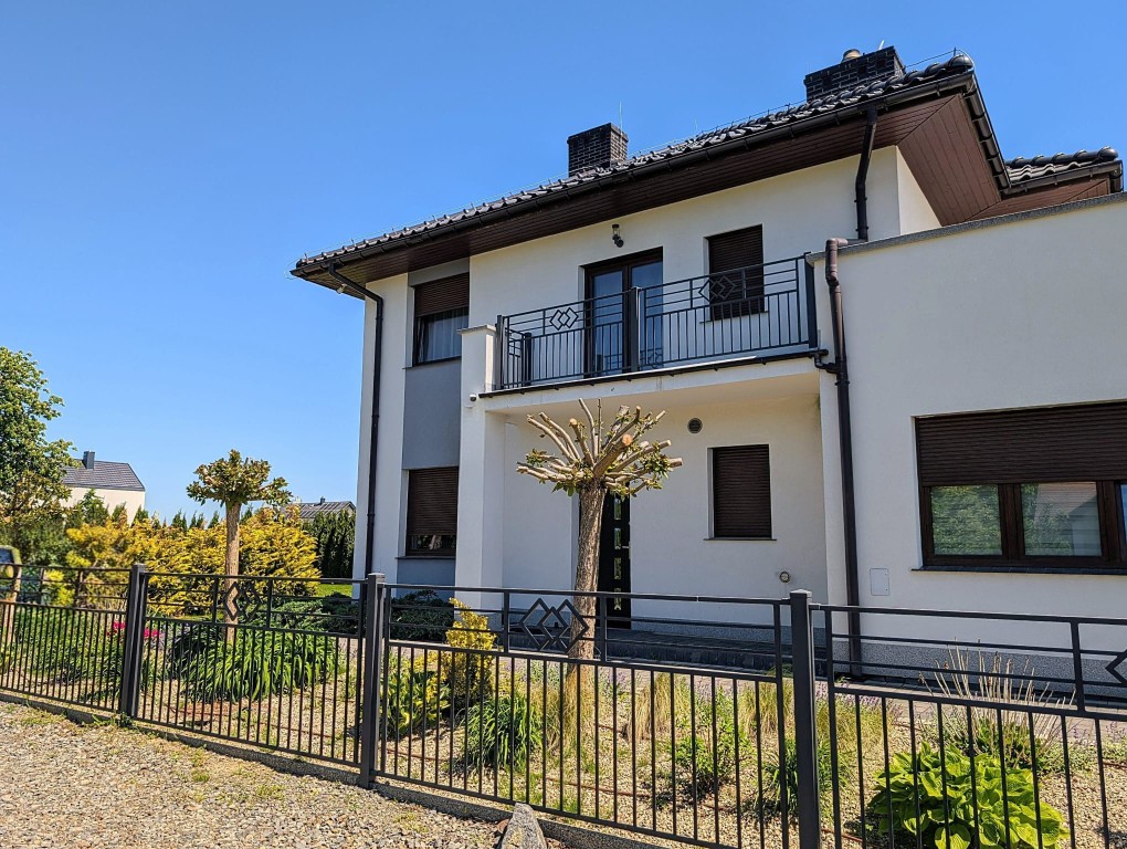 Atrakcyjny dom z trzema niezależnymi apartamentami - Lubin