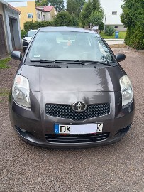 sprzedam super utrzymaną i zadbaną Toyote Yaris