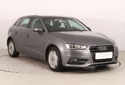 Audi A3 III (8V) , Klimatronic, Parktronic, Podgrzewane siedzienia