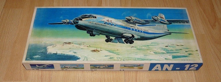 Model Samolotu An-12 , 1:100 -Veb Plasticart Antyk-1