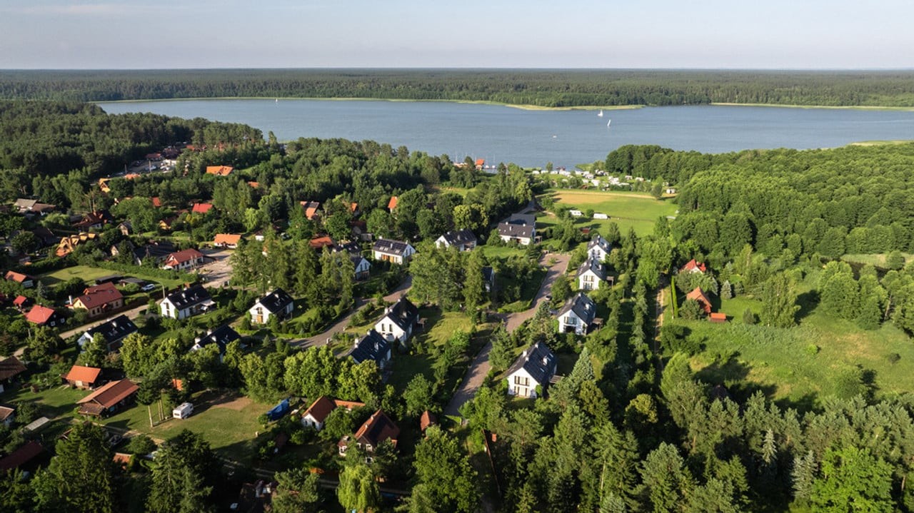 Dom na zamkniętym osiedlu, Mazury, jez. Nidzkie