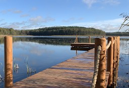 Dom z linią brzegową jeziora i pomostem