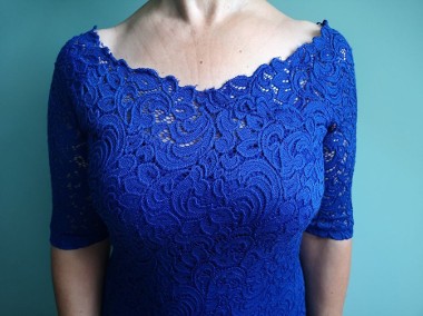 Piękna szafirowa koronkowa sukienka Orsay-1