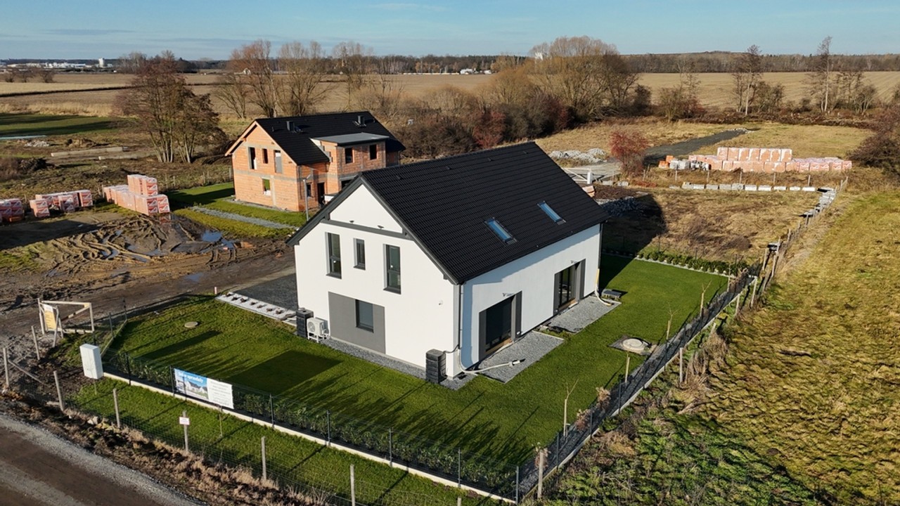 Bliźniak, 4 pokoje, salon.
