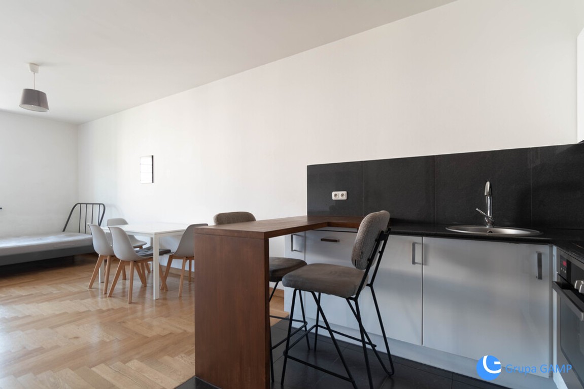 Kawalerka przy Karmelickiej 52 m², Stare Miasto. - Więcej