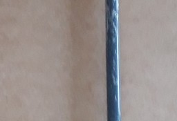 Metalowa laska z plastikową białą rączką, przewierconą na wylot