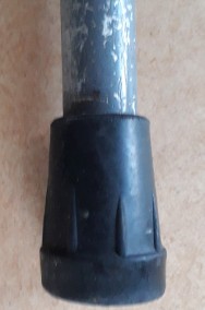 Metalowa laska z plastikową białą rączką, przewierconą na wylot-3