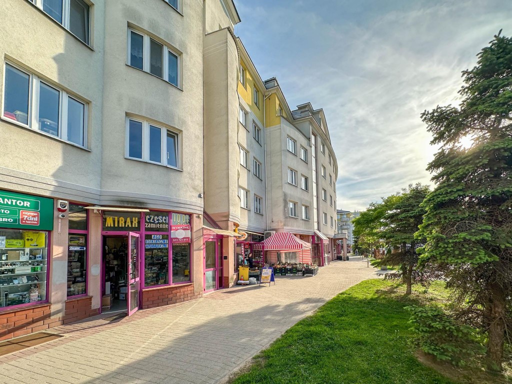 URSUS | Duża witryna | Parter | Wejście z pasażu | Stały ruch pieszy - Widok 2