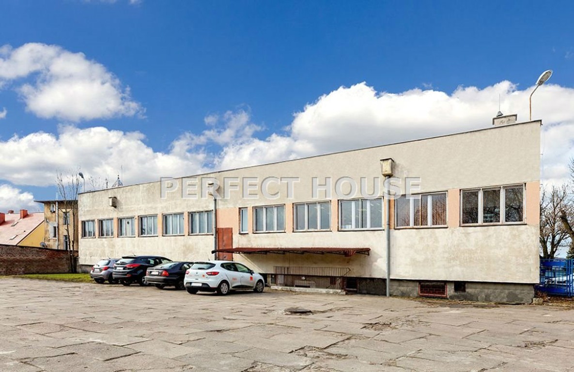 Biura z garażami i parkingiem naziemnym - Widok 3