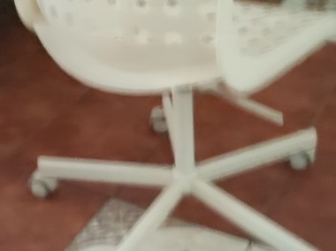 Krzesło na kółkach białe-1