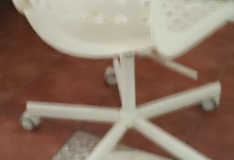 Krzesło na kółkach białe