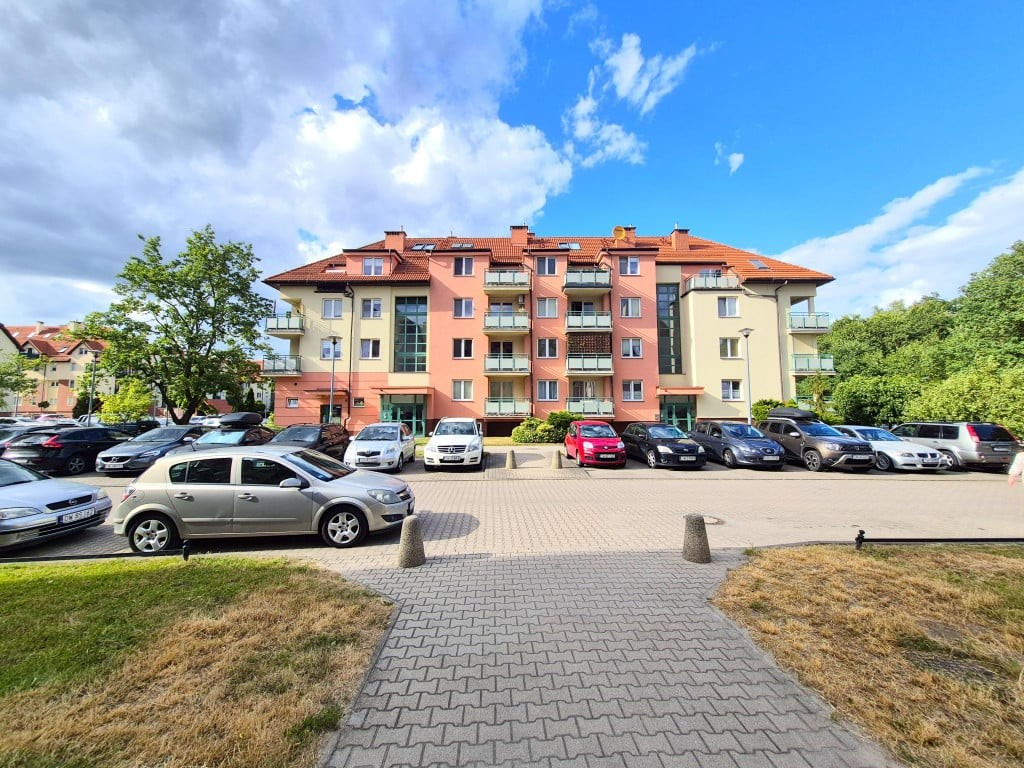 !-TRZY POKOJE WŚRÓD ZIELENI, KAMERALNE OSIEDLE Z 2009 ROKU-TARAS 8,5m2-PIWNICA-!