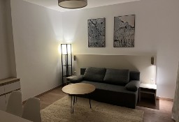 Widna kawalerka z balkonem w apartamentowcu Wola