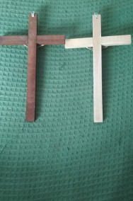 Krzyżyk drewniany z postacią p. Jezusa -2