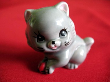 Kot - mały kotek z biedronką - figurka z porcelany - 4,5 x 5 x 3 cm-1